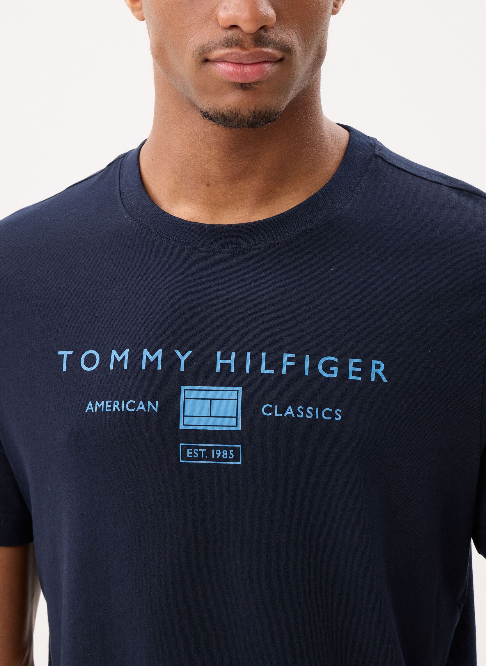Tee-shirts manches courtes Brand Love Mono Stac homme bleu Tommy Hilfiger Tee-shirts manches courtes Brand Love Mono Stac homme bleu DESERT SKY