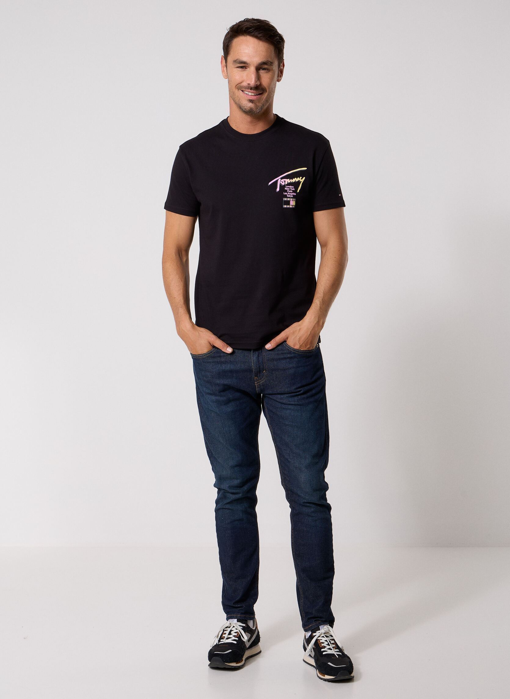 Tee-shirts Tjm Reg City Sign Ss homme noir Tommy Jeans Tee-shirts Tjm Reg City Sign Ss homme noir Black