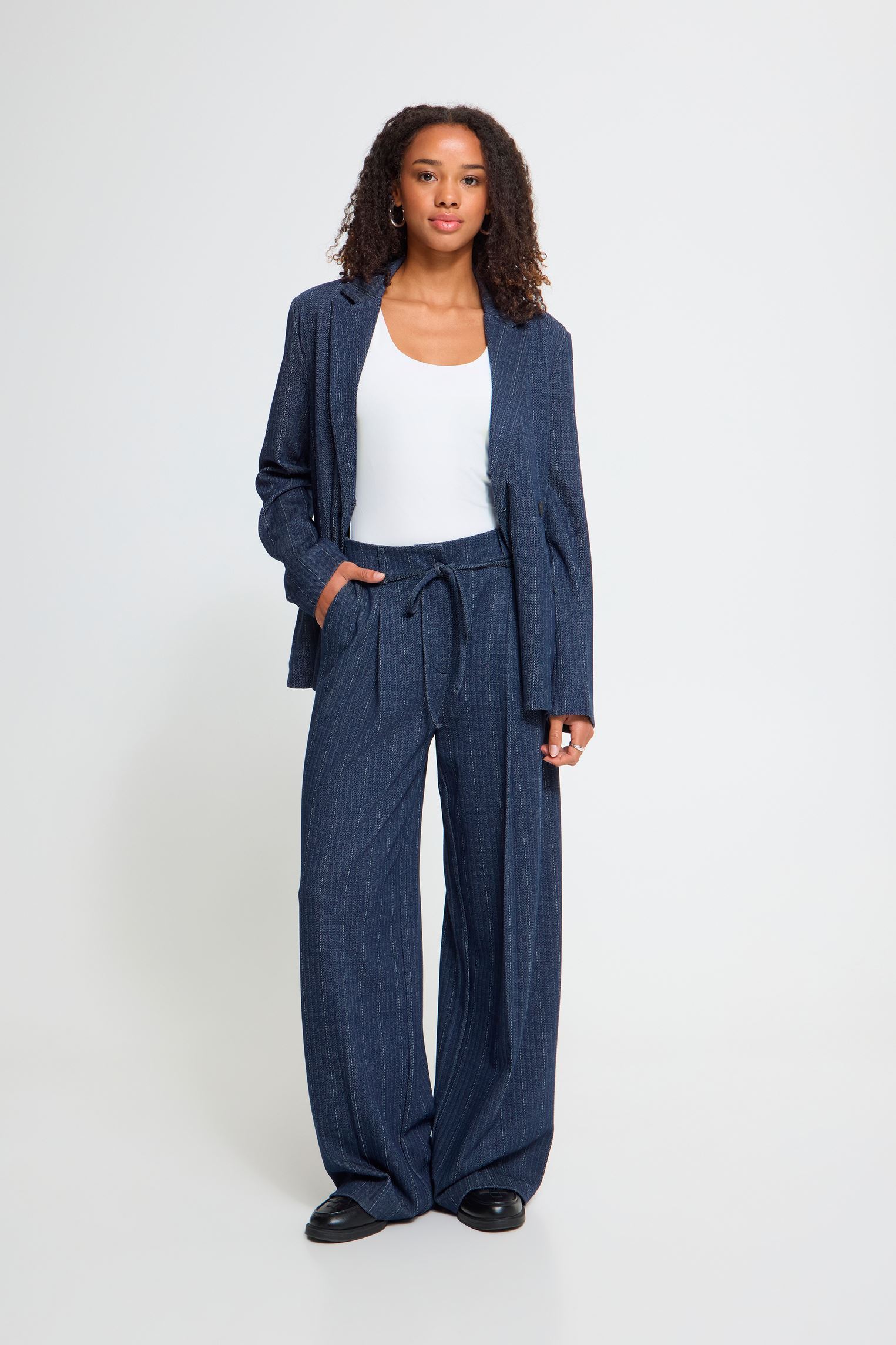 Broeken Ihkate Pinelle Wide Pa dames blauw Ichi Broeken Ihkate Pinelle Wide Pa dames blauw DARK BLUE JACQUARD STRIPE